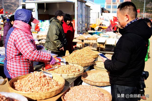 新生代瞩目！在餐桌上领先未来的转型00后的全新购物旅程中聚焦春节年货，观察创新零售对传统节日的影响。