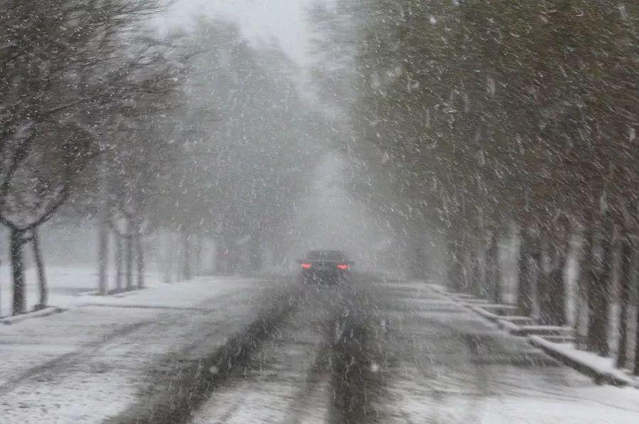 暴雪影响下的春运回家路挑战重重